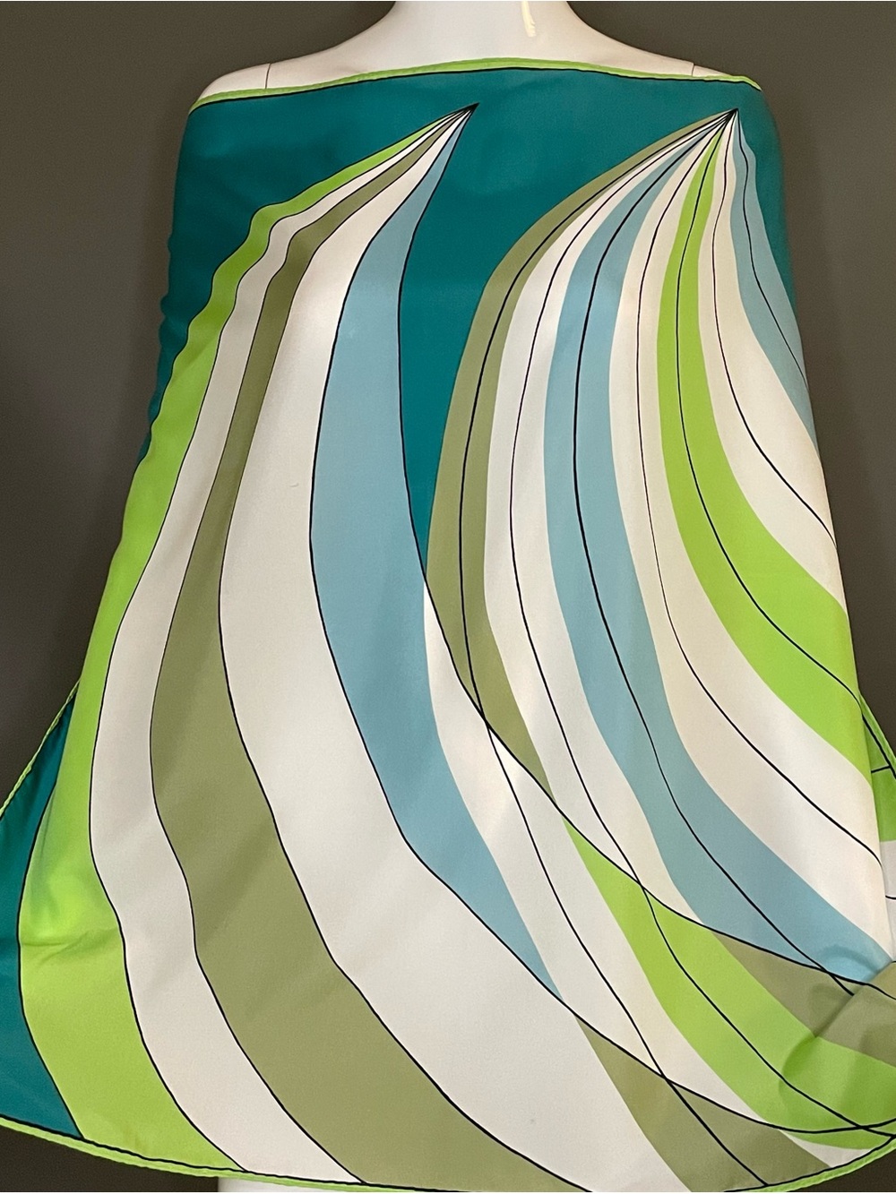 Vintage Vera Poly Scarf Large 26 In Excellent Condition